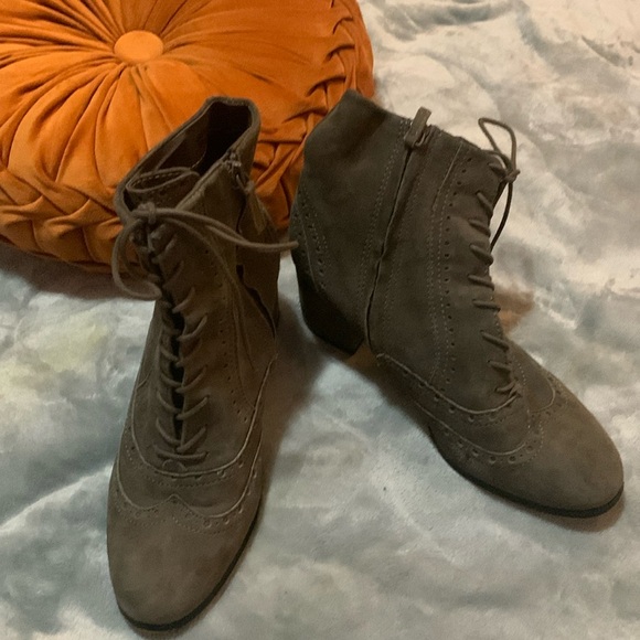 Tahari Gray Joshua Suede Block Heel Ankle Booties Size 9 Women’s - Picture 2 of 4